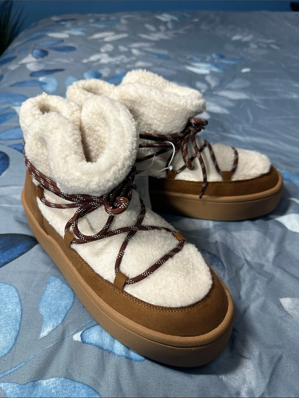 NWTS Women’s Old Navy Cream Sherpa Ankle Boots with Brown Trim Sz 11